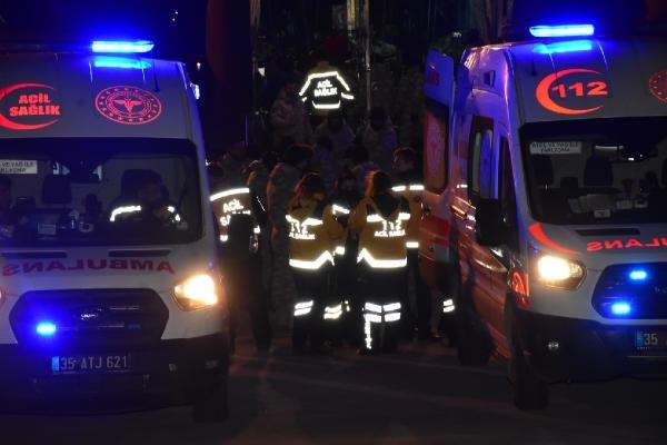 Maraş'tan askeri uçakla sevk edilen 54 yaralı, İzmir'e getirildi