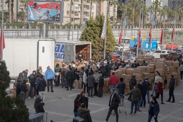 Karşıyaka forması giyen basketbolcular, depremzedeler için yardıma koştu