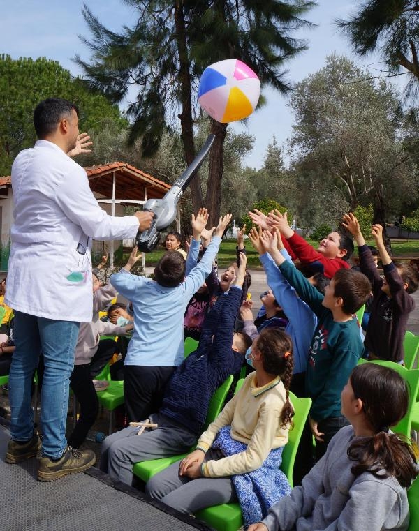 Marmaris Belediyesi, köy okullarındaki çocukları bilimle buluşturuyor