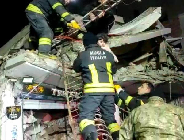 Masal bebek, 44 saat sonra enkazdan sağ çıkarıldı