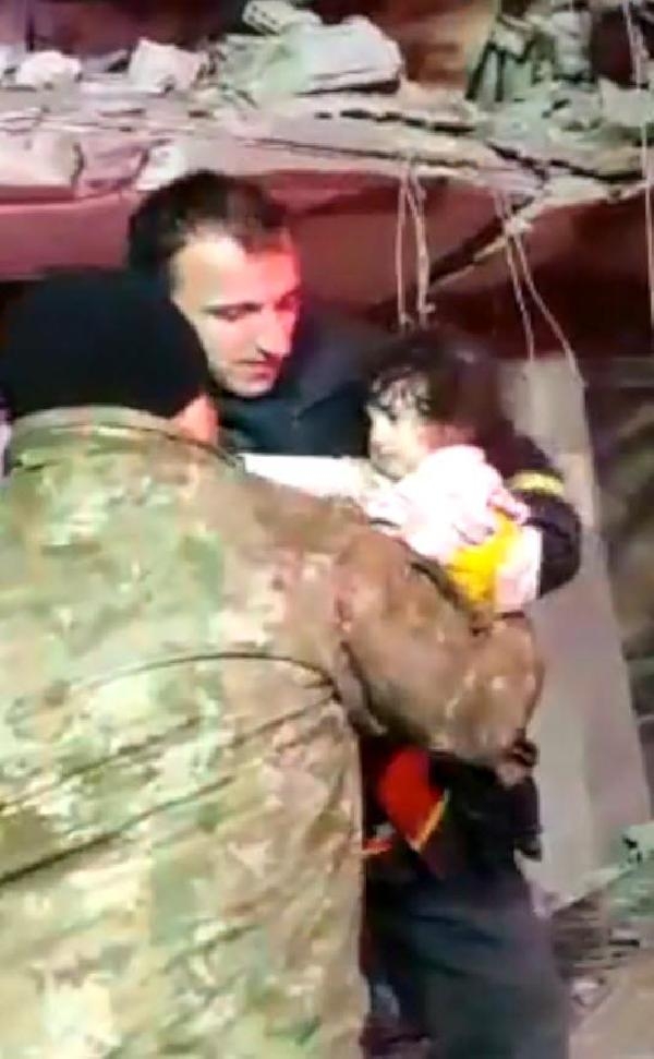 Masal bebek, 44 saat sonra enkazdan sağ çıkarıldı
