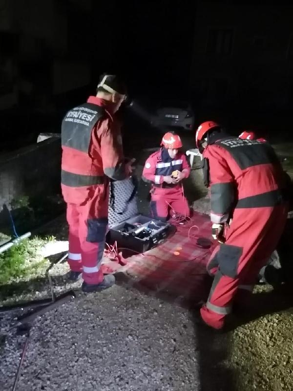 Sismik akustik cihaz sayesinde 28 kişiyi enkaz altından kurtardılar