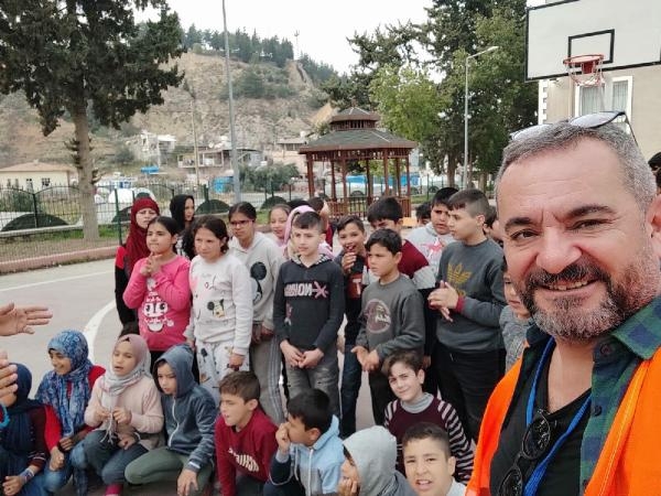 Tiyatrocular çocukları sanatla tedavi ediyor