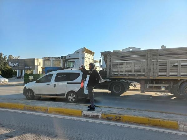 Yardım kampanyasına dikkat çekmek için pankartla karayoluna çıktı