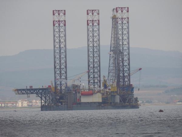 120 metrelik platform, 67 metreye indirilerek Çanakkale'den geçirildi