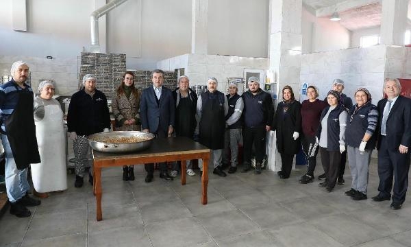 Alkışlar Bergama Belediyesi'ne! Her gün 800 kişiye sıcak yemek