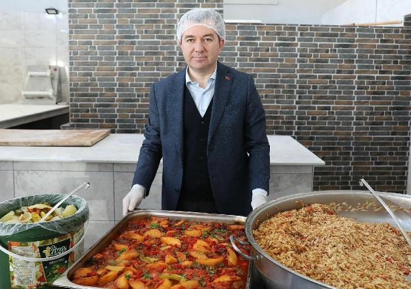 Alkışlar Bergama Belediyesi'ne! Her gün 800 kişiye sıcak yemek