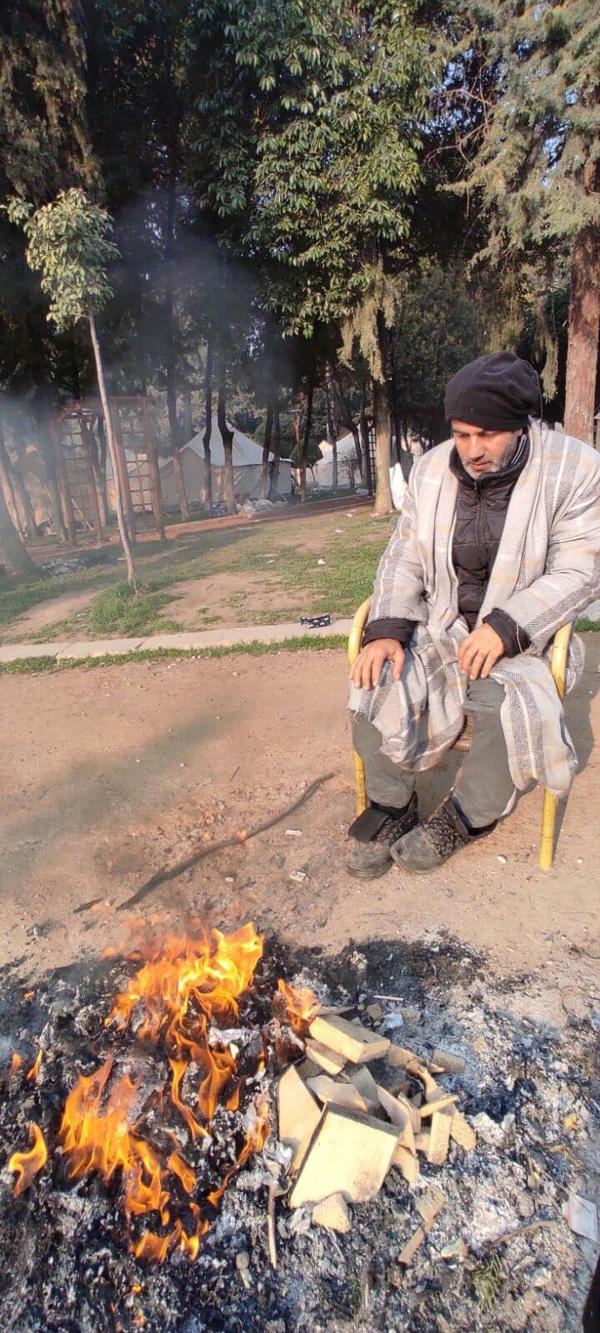 Anten kablosu ile ailesini enkazdan kurtardı