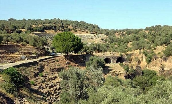 Antik kentte kaçak kazı yapan 4 kişi yakalandı