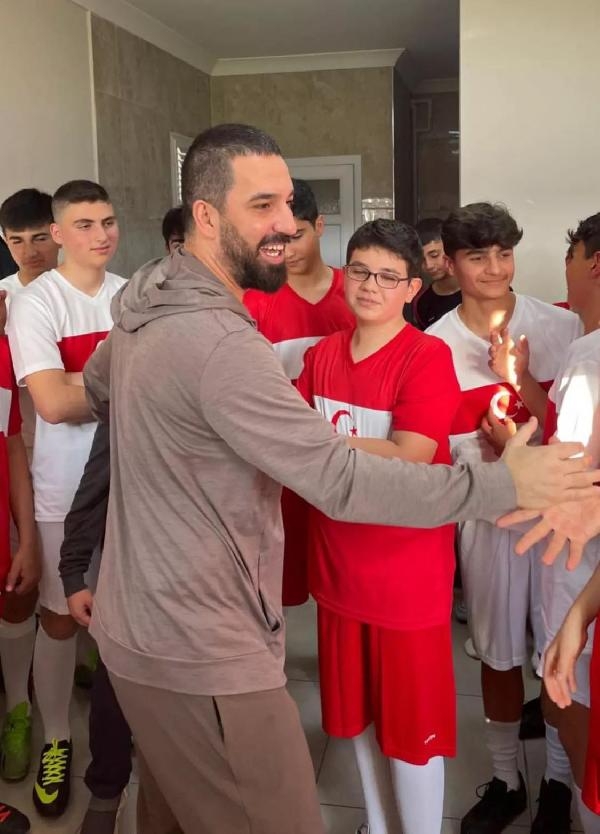 Arda Turan depremzedeler için Marmaris'te sahalara döndü