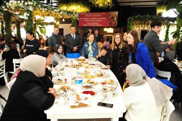 Balçova'da depremzede kadınlarla dayanışma kahvaltısı