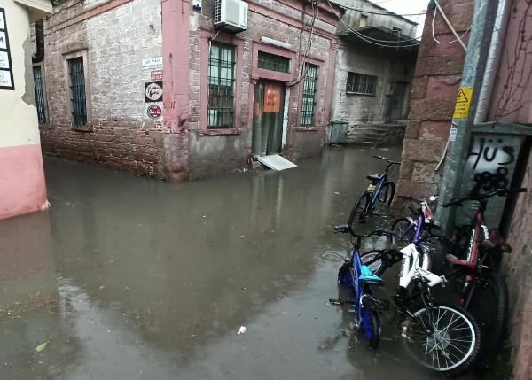 Balıkesir'de yağmur ve lodos etkili oldu