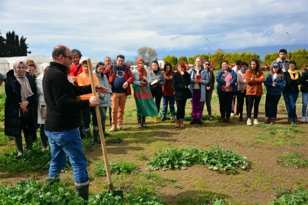 Balıkesirli çiftçiler, aromatik bitki yetiştiriciliğini öğreniyorlar