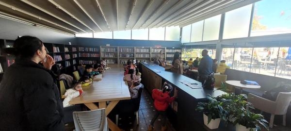 Bayraklı'daki Kitap Kafe'de okuma alışkanlığı aşılanıyor