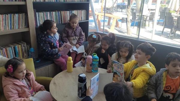Bayraklı'daki Kitap Kafe'de okuma alışkanlığı aşılanıyor