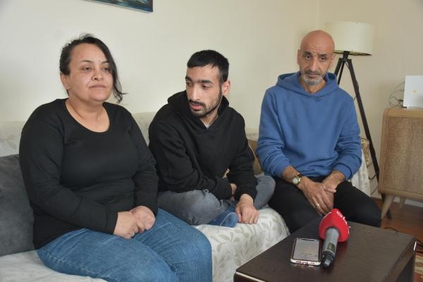Bedensel engelli Mehmet, işitme engelli anne ve babasına ses oluyor