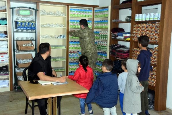 Bodrum'da 500 depremzede aile askeri kampa yerleştirildi