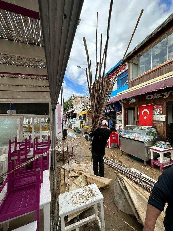 Bodrum'da fırtına yıktı, devirdi, uçurdu