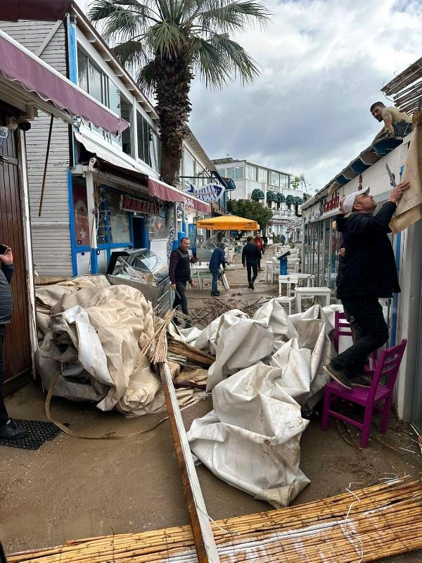 Bodrum'da fırtına yıktı, devirdi, uçurdu