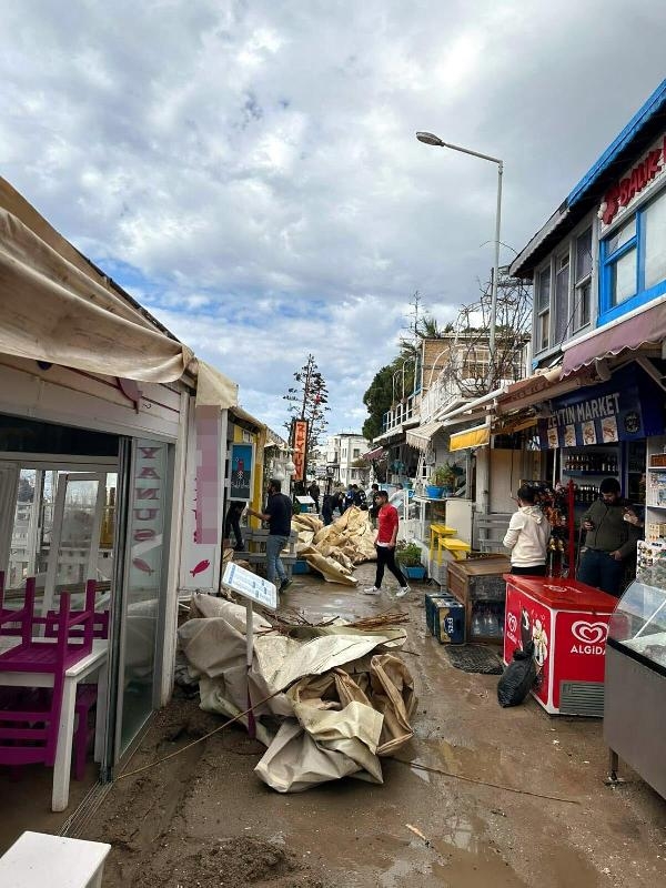 Bodrum'da fırtına yıktı, devirdi, uçurdu