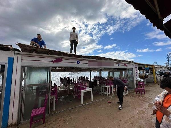 Bodrum'da fırtına yıktı, devirdi, uçurdu