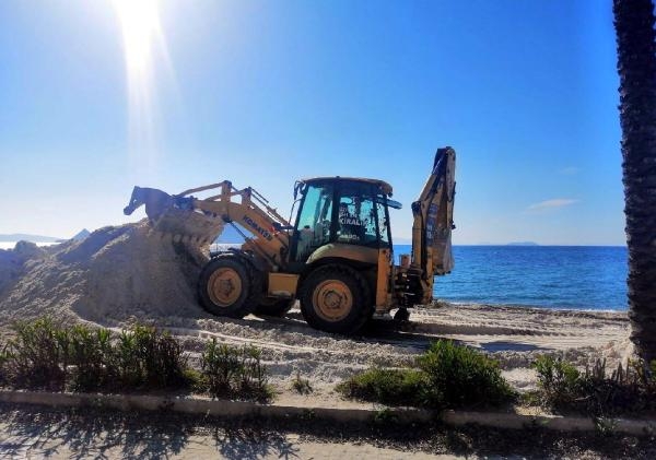 Bodrum'da sahile dökülen beyaz kum belediye ekipleri tarafından kaldırıldı