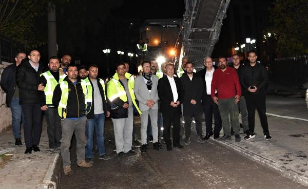 Bornova Belediyesi kendi ürettiği asfaltla sokakları yeniliyor
