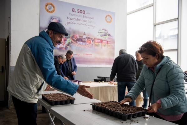 Bornova Belediyesi'nden vatandaşa tohum çimleme eğitimi