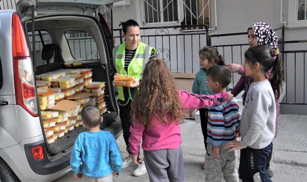 Bornova'da belediyeden evlere iftar yemeği dağıtımı başladı