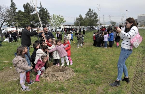 Bornova'da fidan dikim etkinliğiyle miniklere doğa sevgisi aşılandı