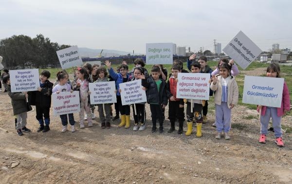 Bornova'da fidan dikim etkinliğiyle miniklere doğa sevgisi aşılandı