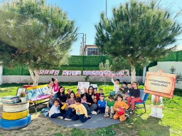Çocuklar açık hava kütüphanesinde kitaplarla buluştu