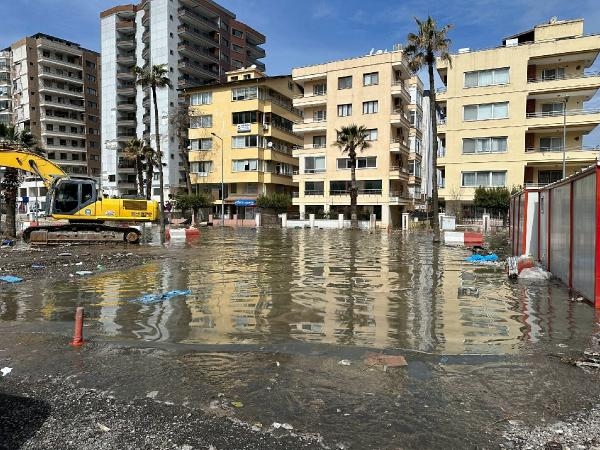 'Deprem bölgesinde bazı yerlerde hat sorunları yüzünden sağlıklı suya erişim yok'