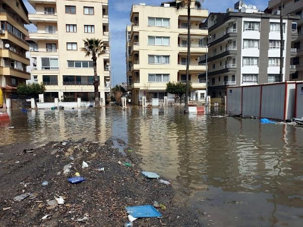 'Deprem bölgesinde bazı yerlerde hat sorunları yüzünden sağlıklı suya erişim yok'