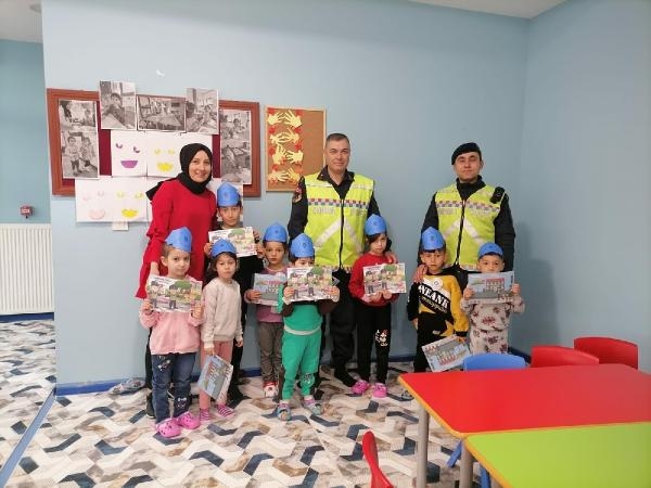 Depremzede çocuklara jandarmadan trafik eğitimi