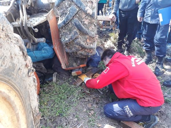 Devrilen traktörün altında kalarak hayatını kaybetti