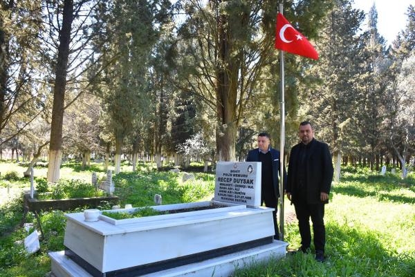 Edremit'te şehitlerin mezarlarının bakımı yapıldı, bayrakları yenilendi