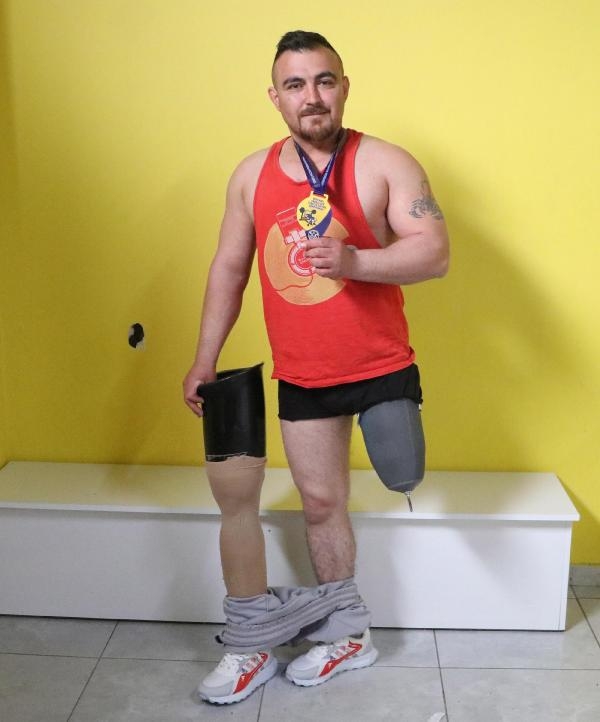Engelli sporcu şampiyonluk ödülünü depremzedelere bağışladı