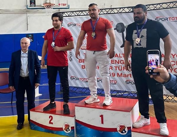 Engelli sporcu şampiyonluk ödülünü depremzedelere bağışladı