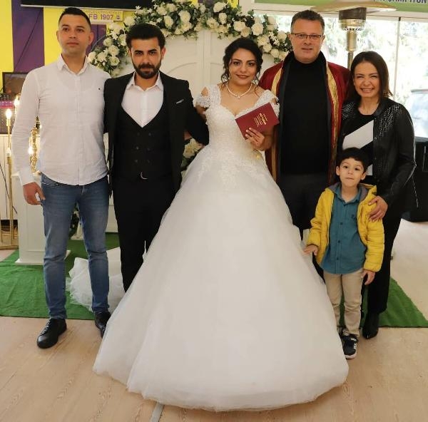 Enkazdan kurtardı, nikah şahidi oldu