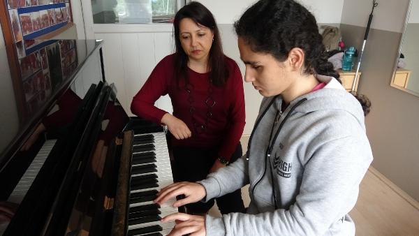 Görme engelli depremzede Damlagül'ün hayali piyanist olmak