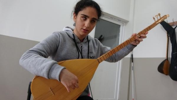 Görme engelli depremzede Damlagül'ün hayali piyanist olmak