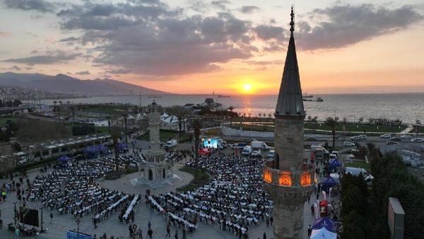 İzmir Büyükşehir Belediyesi 4 ilde 25 bin kişilik iftar sofrası kurdu