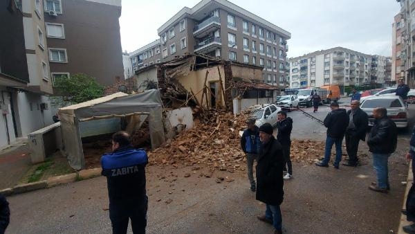 İzmir'de bina çöktü; otomobil hasar gördü