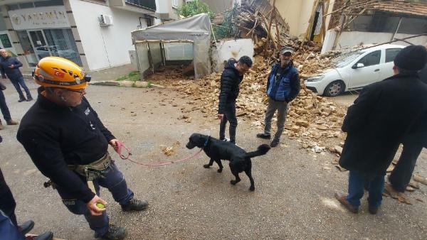 İzmir'de bina çöktü; otomobil hasar gördü