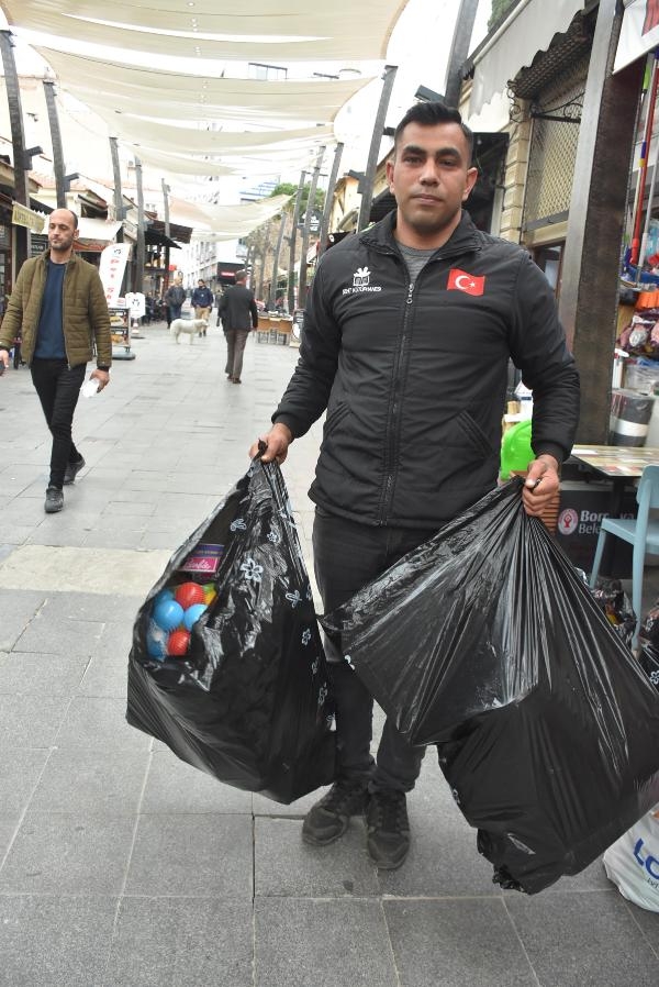 İzmir'de cezaevinde kalan çocuklara oyuncak