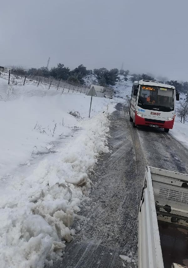 İzmir'de kar yolları kapadı, tuzlama yapıldı