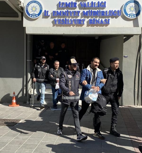 İzmir'de operasyon: 12 kişi tutuklandı, 35'i adliyede
