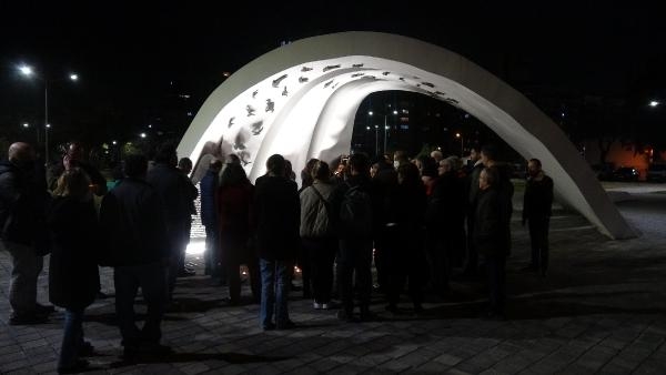 İzmir'deki deprem anıtında hayatını kaybedenler için anma töreni düzenlendi