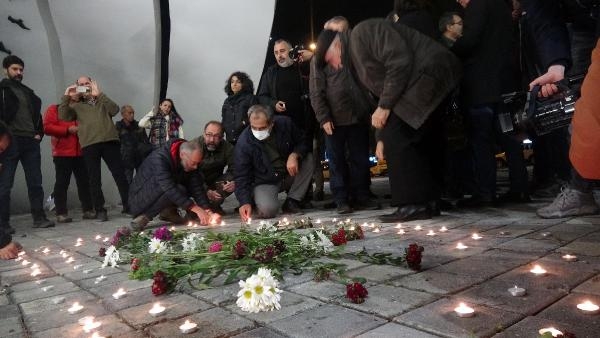 İzmir'deki deprem anıtında hayatını kaybedenler için anma töreni düzenlendi